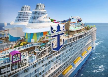 20/10/2022 Royal Caribbean presenta uno de los cruceros más grandes del mundo, el Icon of the Seas: 20 pisos y 5.610 pasajeros.
Royal Caribbean International ha presentado este jueves uno de los cruceros más grandes del mundo y el primero de la clase 'Icon', el Icon of the Seas, compuesto por 20 pisos y con capacidad para 5.610 pasajeros y una tripulación de 2.350 personas.
ESPAÑA EUROPA MADRID ECONOMIA
ROYAL CARIBBEAN